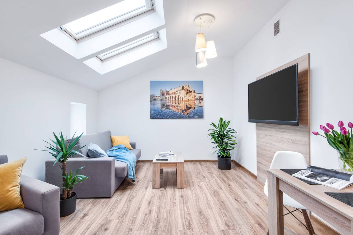 Monolocale Standard | Biancheria da letto di alta qualità, una scrivania, ferro/asse da stiro