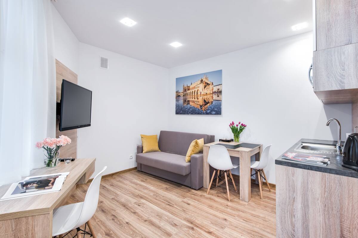 Monolocale Deluxe | Biancheria da letto di alta qualità, una scrivania, ferro/asse da stiro