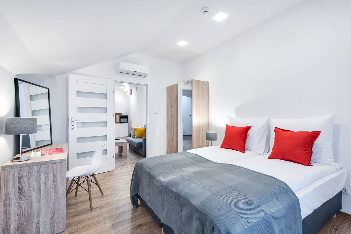 Apartamento luxo | Roupas de cama premium, escrivaninha, ferros/tábuas de passar roupa