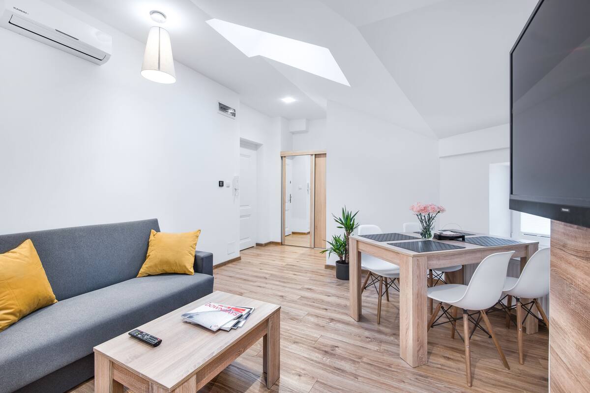 Appartamento Standard | Biancheria da letto di alta qualità, una scrivania, ferro/asse da stiro