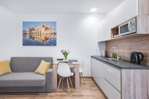 Deluxe Studio | Premium bedding, desk, iron/ironing board, free WiFi