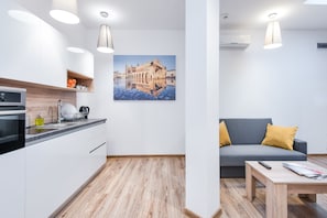 Apartamento estándar | Ropa de cama de alta calidad, escritorio, tabla de planchar con plancha