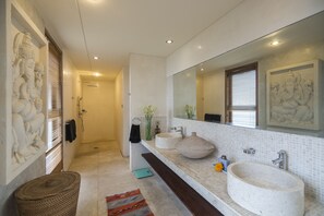 Douche à « effet pluie », articles de toilette gratuits, sèche-cheveux