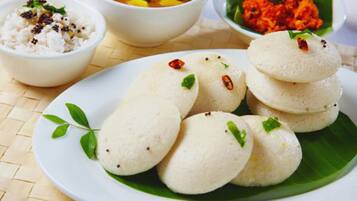 Un plato de idlis con chutney y sambar.