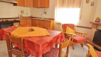 Appartamento, 2 camere da letto | Pasti in camera