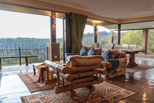 Svit Executive - utsikt mot trädgården | Vardagsrum | Tv