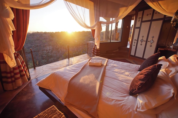 Honeymoon Suite | Desk, free WiFi, bed sheets