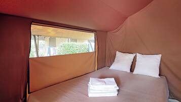 2 bedrooms, cribs/infant beds