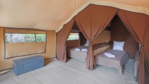 A tented accommodation with two beds, a window, and a storage box. - Huttopia Noirmoutier (Noirmoutier-en-l'Ile)