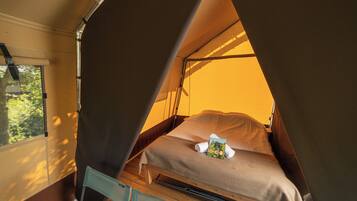 Classic Tent (V) | 2 bedrooms, cribs/infant beds