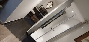Chambre Cabinet | Badeværelse | Hårtørrer, håndklæder