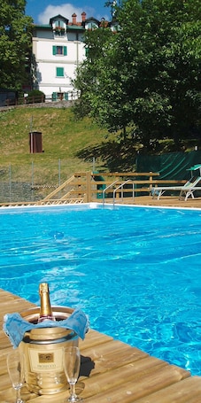 Una piscina al aire libre de temporada
