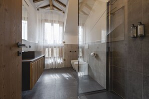 Design-studiolejlighed | Badeværelse | Bruser, gratis toiletartikler, hårtørrer, hjemmesko