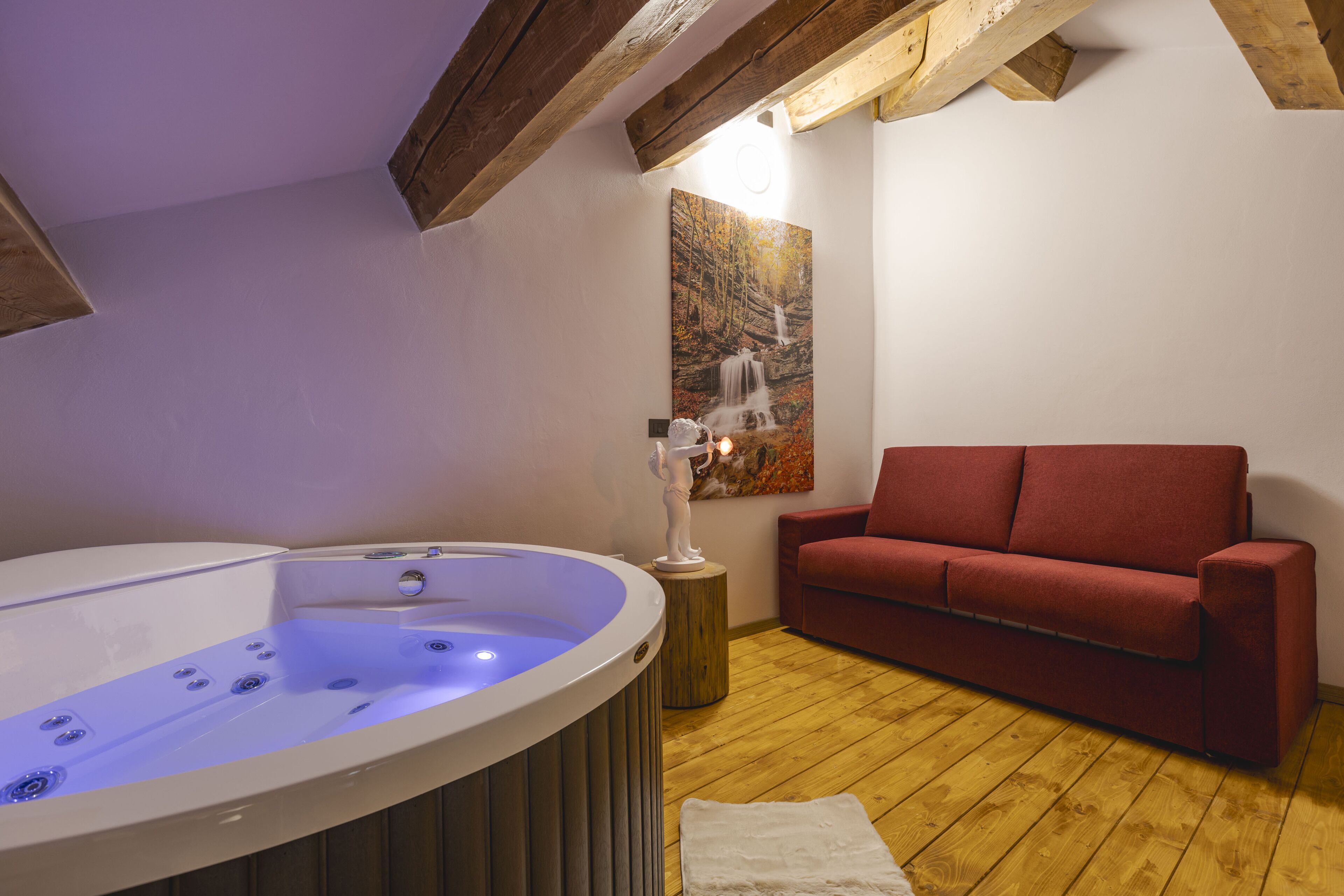 Luxe chalet | Badkamer | Een douche, gratis toiletartikelen, een haardroger, pantoffels