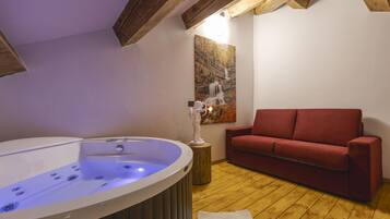 Luxe chalet | Badkamer | Een douche, gratis toiletartikelen, een haardroger, pantoffels