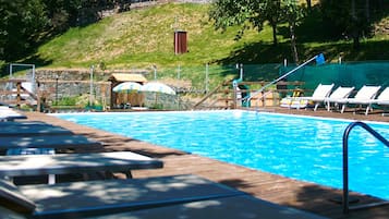 Een seizoensgebonden buitenzwembad