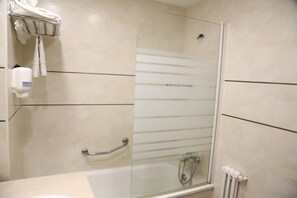 Twin Room | Bathroom | Hair dryer, towels, soap, shampoo - Hostal Real (Plasencia)