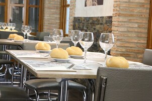 Se sirven desayunos, almuerzos, cenas y cocina local