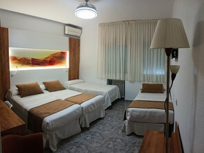 Quadruple Room | Desk, free WiFi, bed sheets - Hostal Real (Plasencia)