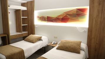 Twin kamer | Een bureau, gratis wifi, beddengoed