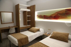 Escritorio, wifi gratis y ropa de cama