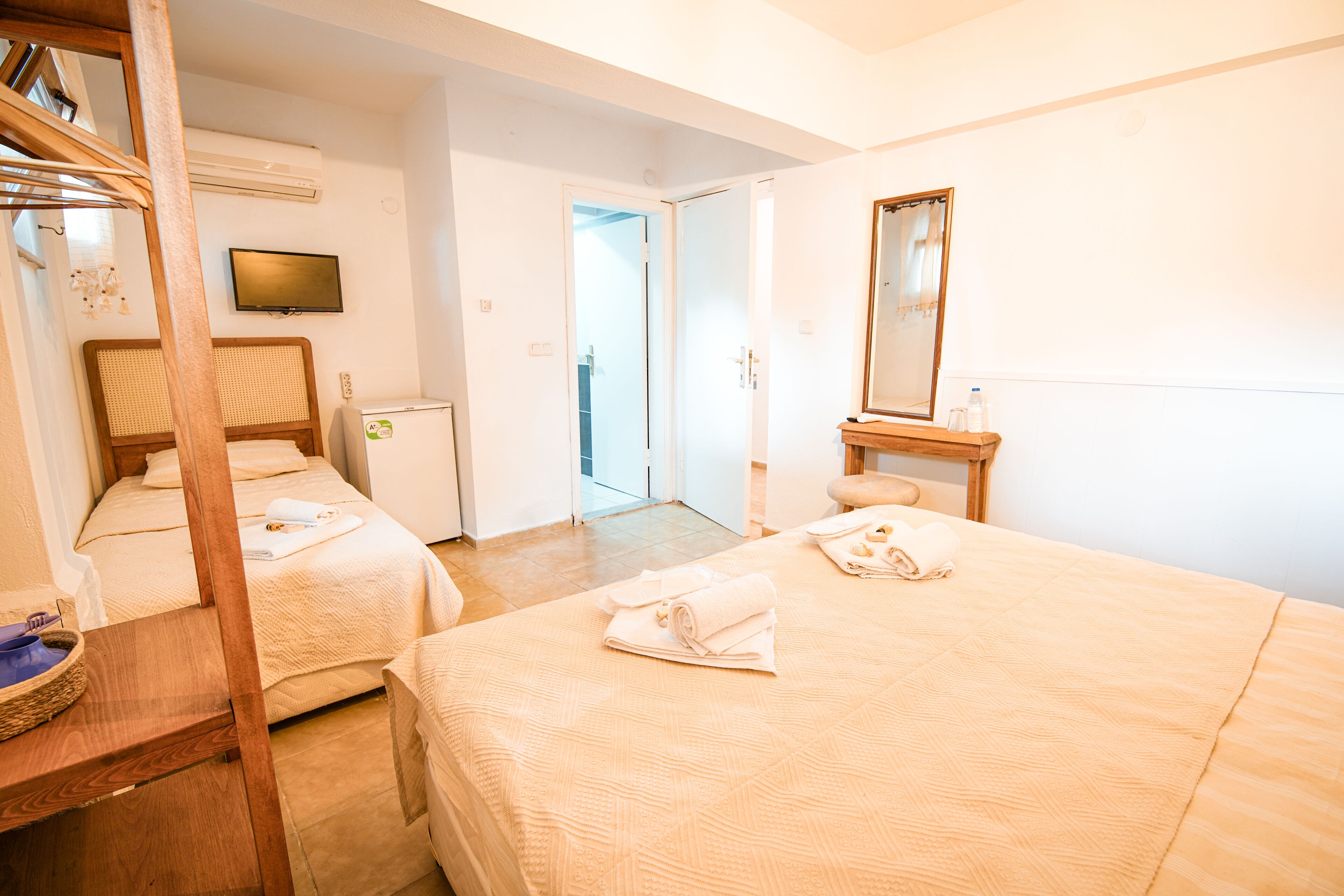 economy triple room (basement, no view) | 1 bedroom, minibar, free wifi, bed sheets