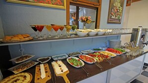 Buffet com diversos alimentos e bebidas.
