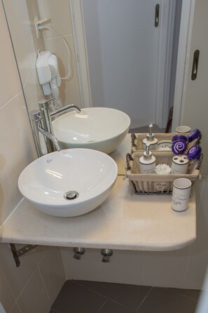 Apartment, 2 Bedrooms | Bathroom | Shower, free toiletries, hair dryer, towels