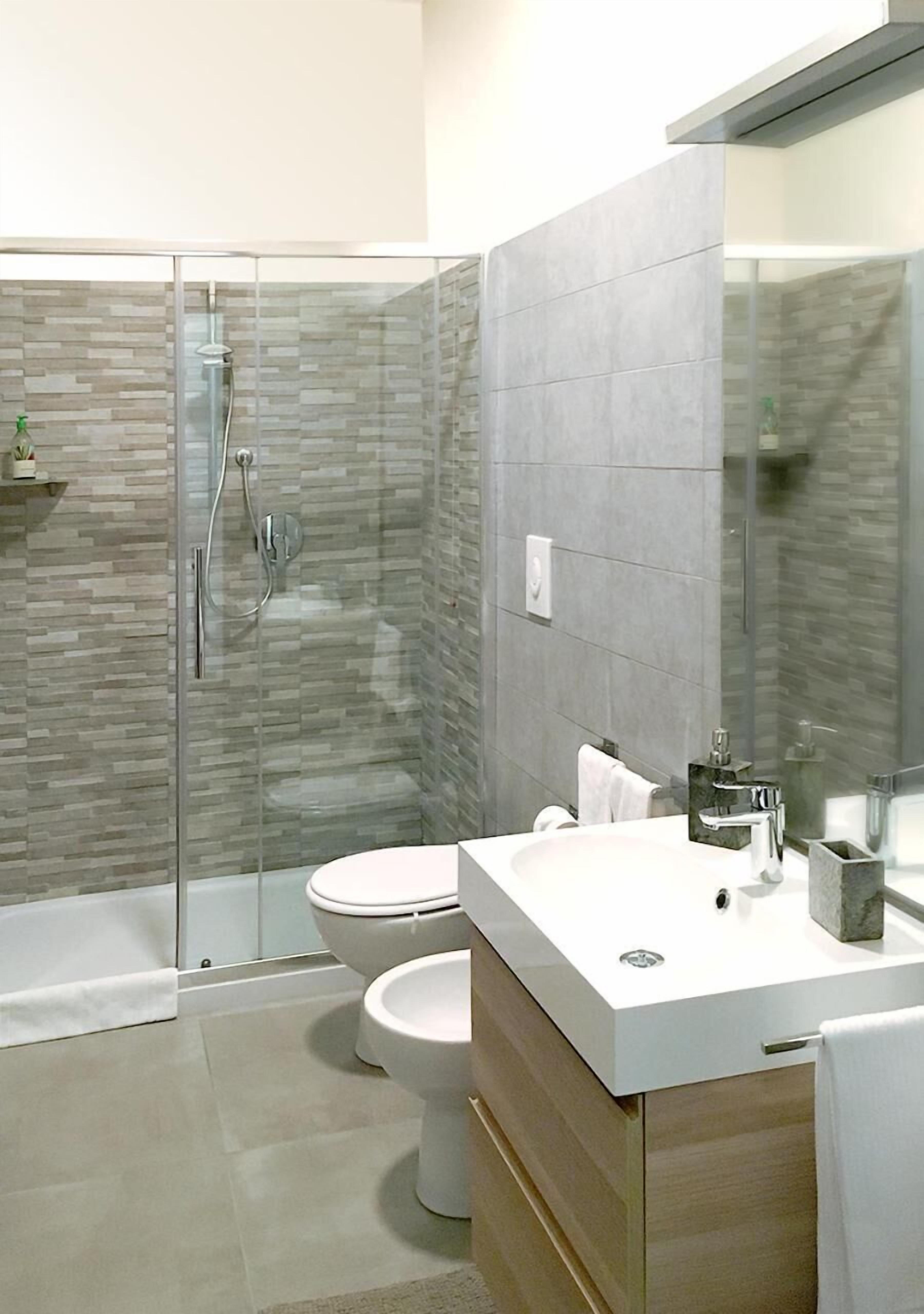 Dusche, kostenlose Toilettenartikel, Haartrockner, Bidet