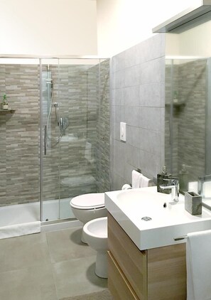 Shower, free toiletries, hair dryer, bidet - B&B Villa Paradiso (Urbino)
