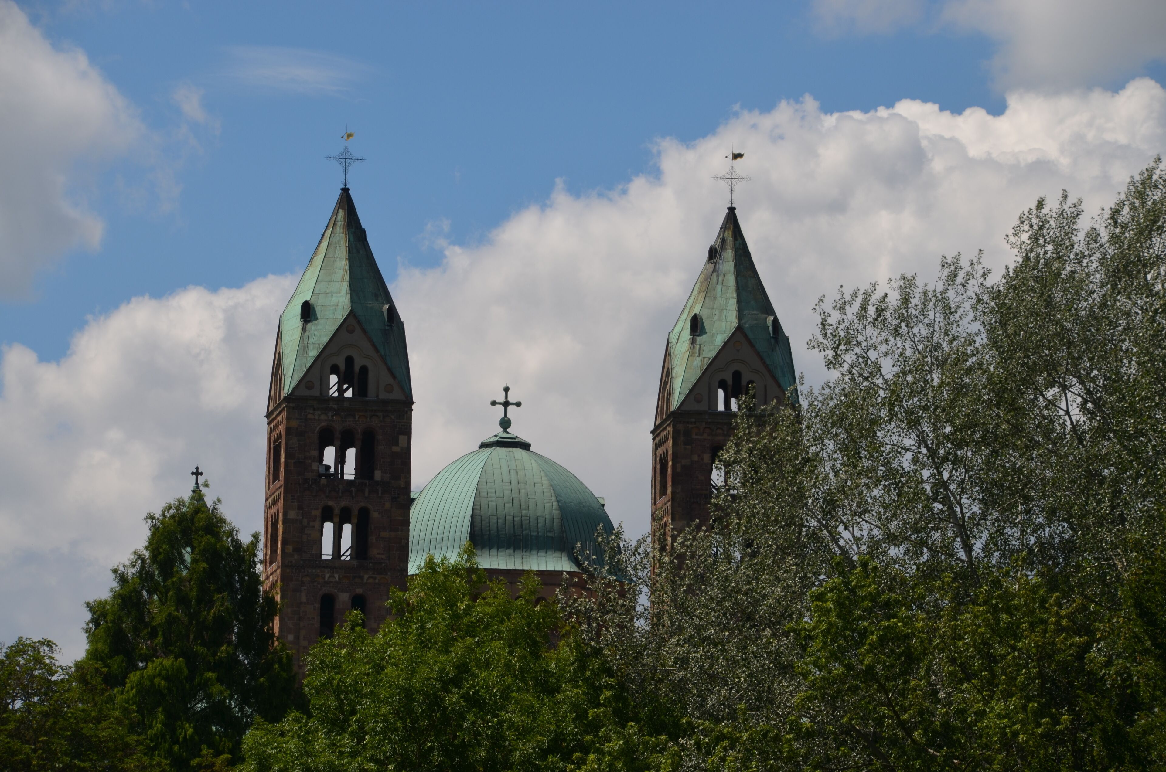 Eine Kirche mit zwei Türmen und einer zentralen Kuppel, umgeben von Bäumen.