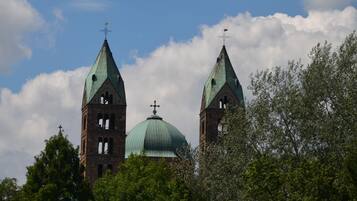 Eine Kirche mit zwei Türmen und einer zentralen Kuppel, umgeben von Bäumen.