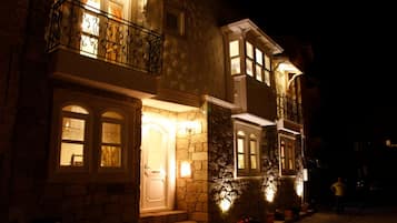 Voorkant accommodatie - avond/nacht