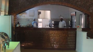 Se sirven desayunos, almuerzos y cenas; cocina local e internacional