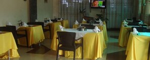 Breakfast, lunch and dinner served - Pearl Highway Hotel (Kampala)