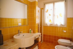 Double Room | Bathroom | Shower, free toiletries, hair dryer, bathrobes - Villa Venti (Roncofreddo)