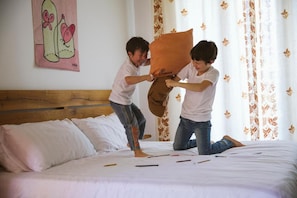 Safe på rommet, skrivebord og barnesenger (inkludert)