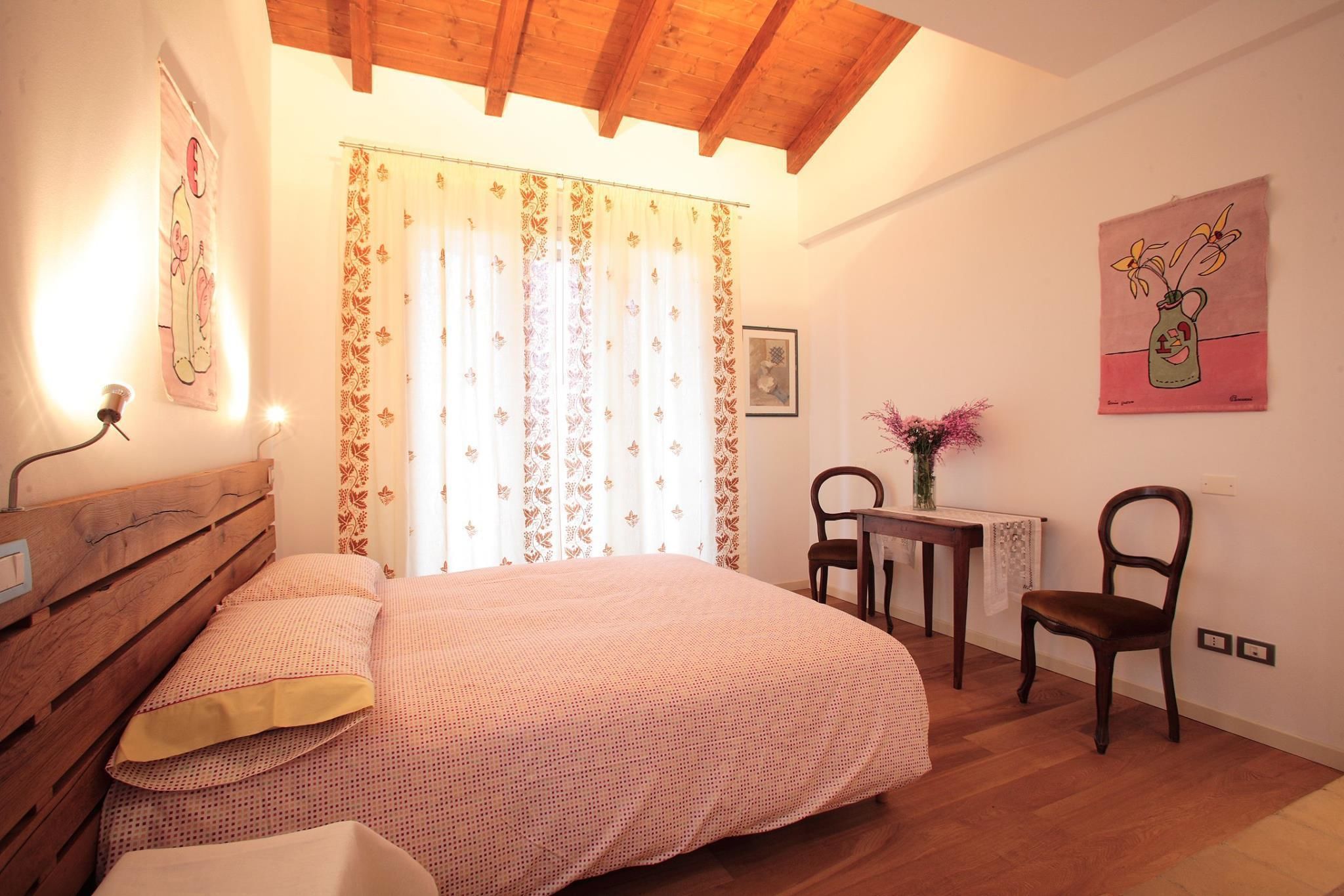 雙人房 | 房內夾萬、書桌、免費嬰兒床、摺床/加床 (收費)