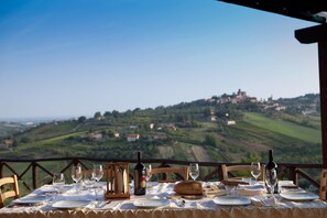Outdoor dining - Villa Venti (Roncofreddo)