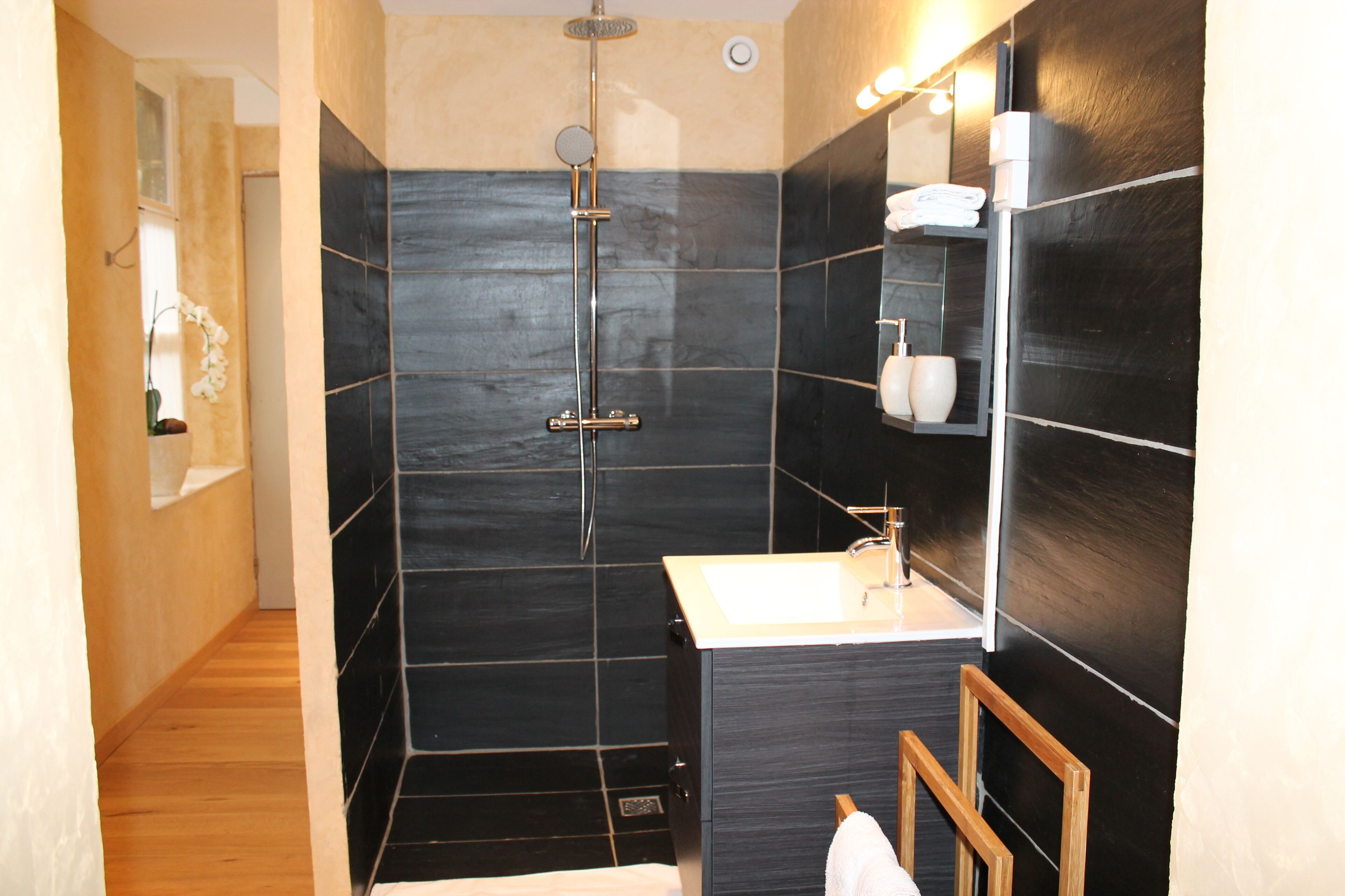Habitación doble (Le Bateau ivre) | Baño | Ducha, artículos de higiene personal gratuitos y secador de pelo