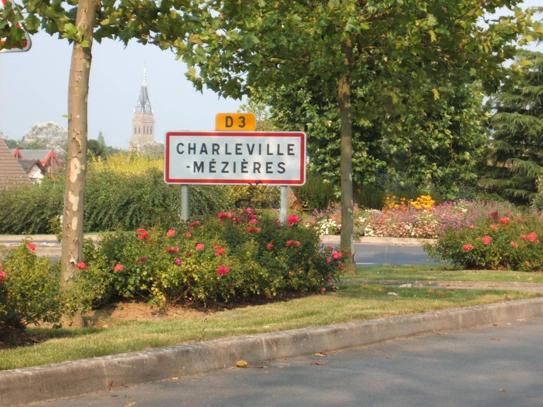 A road sign indicating 'CHARLEVILLE MÉZIÈRES' with a 'D3' label.
