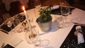 供應午餐及晚餐