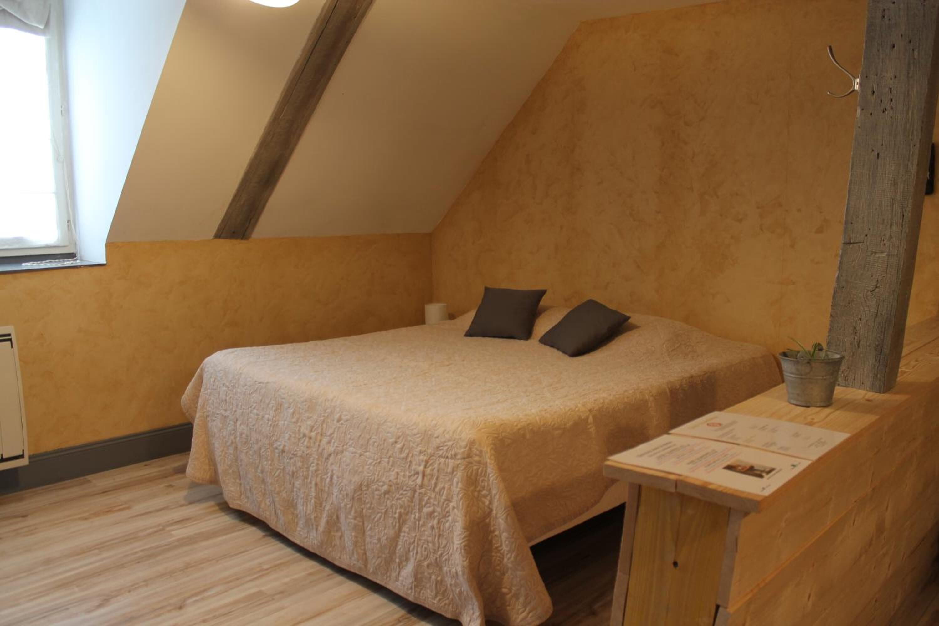 Individueel gedecoreerd, individueel gemeubileerd, een bureau