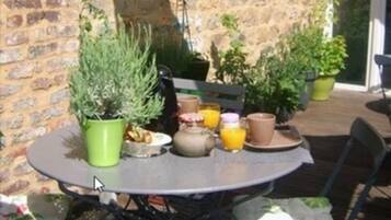 Petit déjeuner (10 EUR par personne)