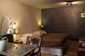 Decoración personalizada, muebles diferentes y escritorio 