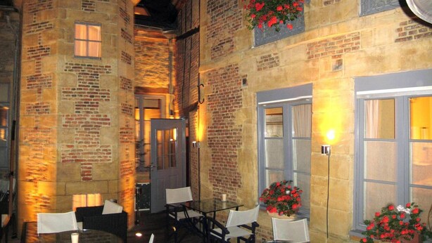An indoor dining area with brick walls, tables, and chairs. - Côté Chambres (Charleville-Mezieres)