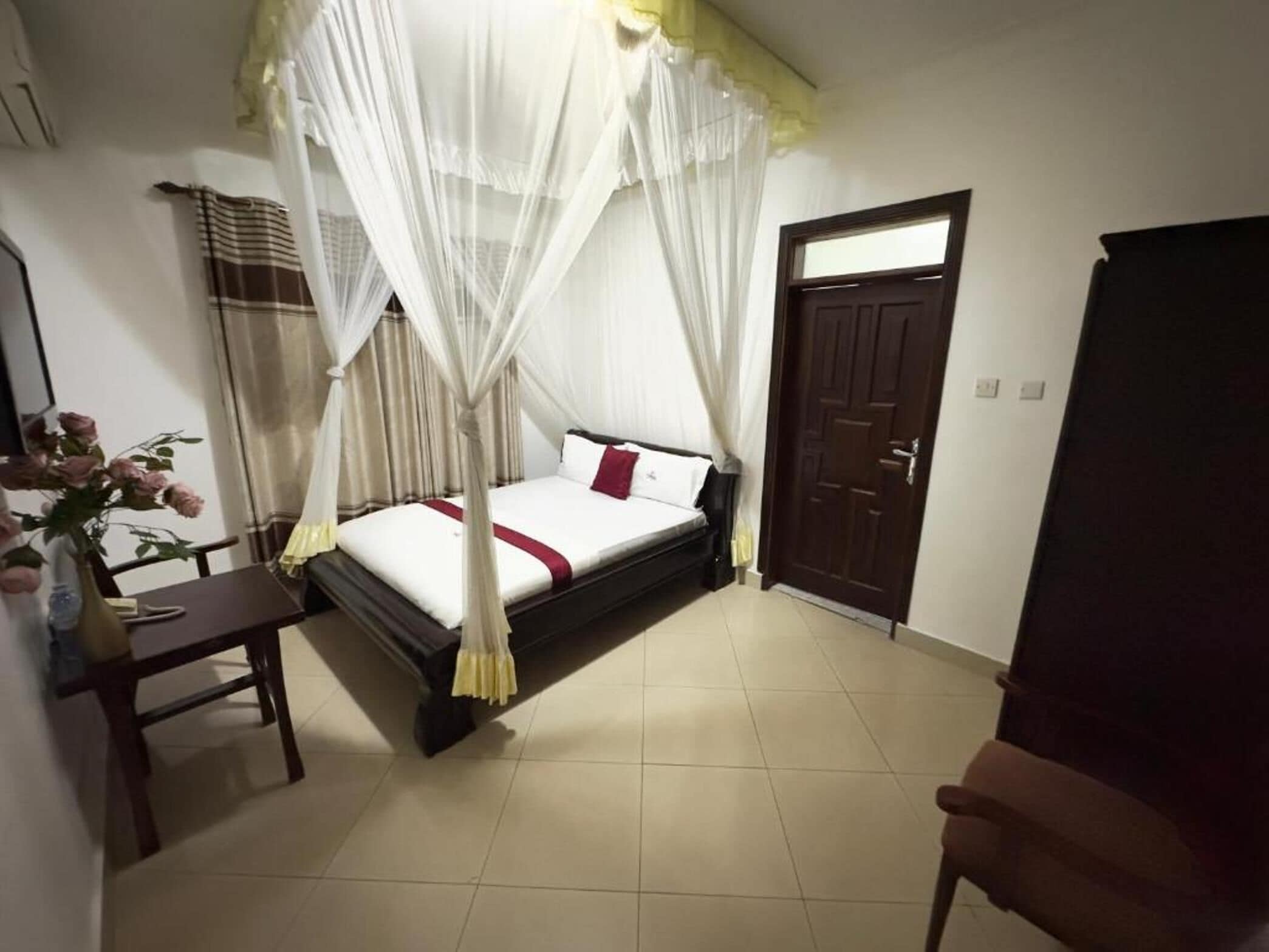 Desk, laptop workspace, soundproofing, free WiFi