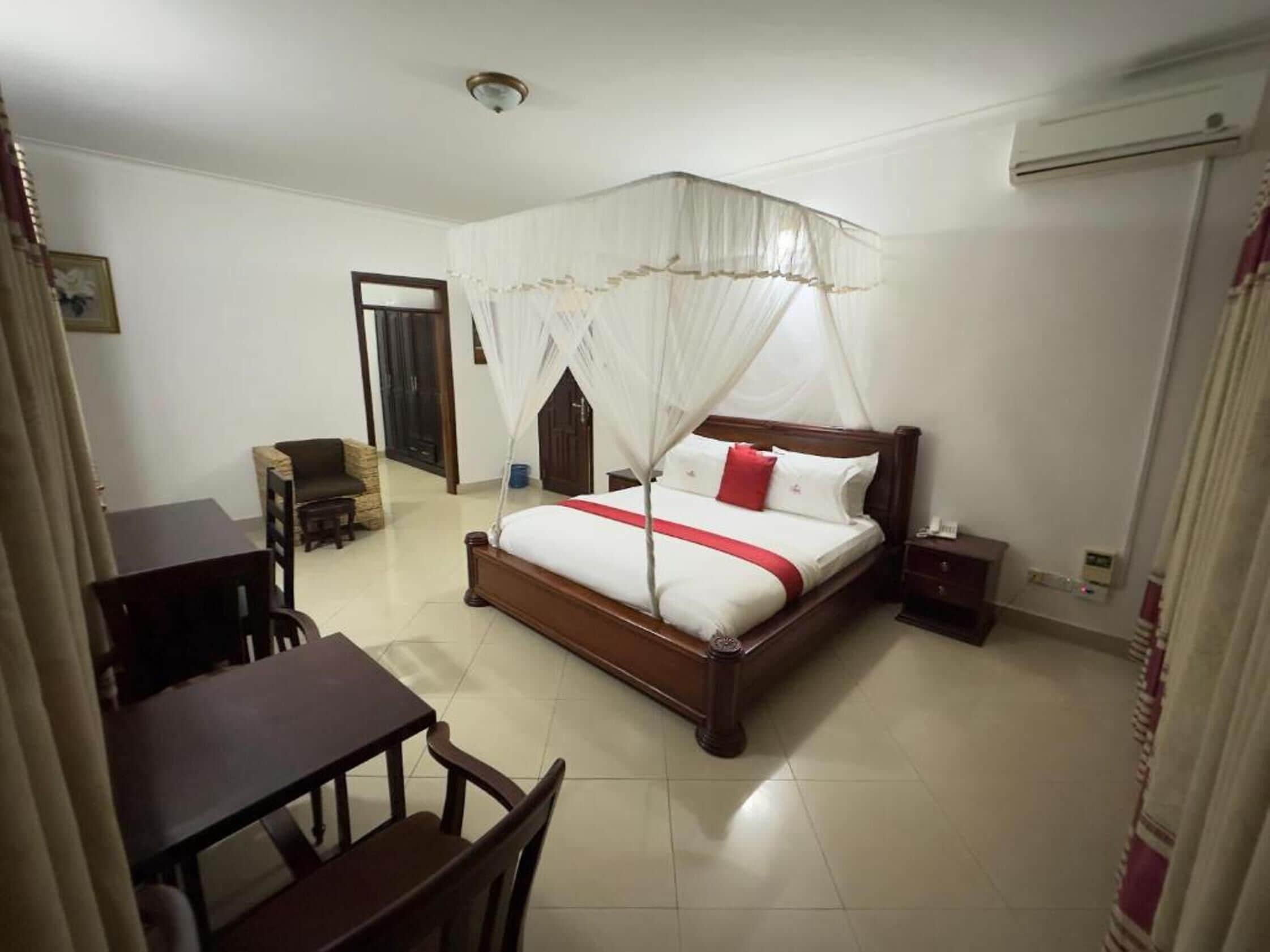 Desk, laptop workspace, soundproofing, free WiFi