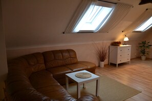 Alloggio su due livelli, 2 camere da letto, cucina | Area soggiorno | TV a schermo piatto