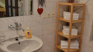 Duplex, 2 Bedrooms, Kitchen | Bathroom | Shower, free toiletries, hair dryer, towels
